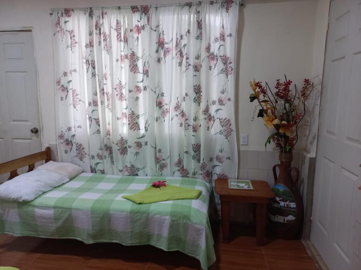 Hotel Margarita Sierpe Екстериор снимка